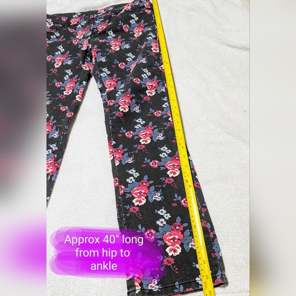 Garnet Hill size 10, EUC floral pattern jeans, modern retro style - Picture 9 of 13